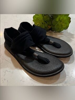Sanuk black yoga mat sling back sandals size 8